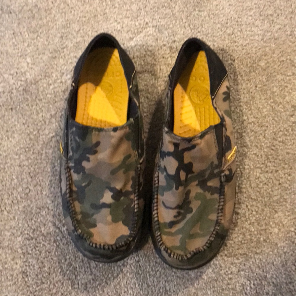 Never worn, casual crocs shoes